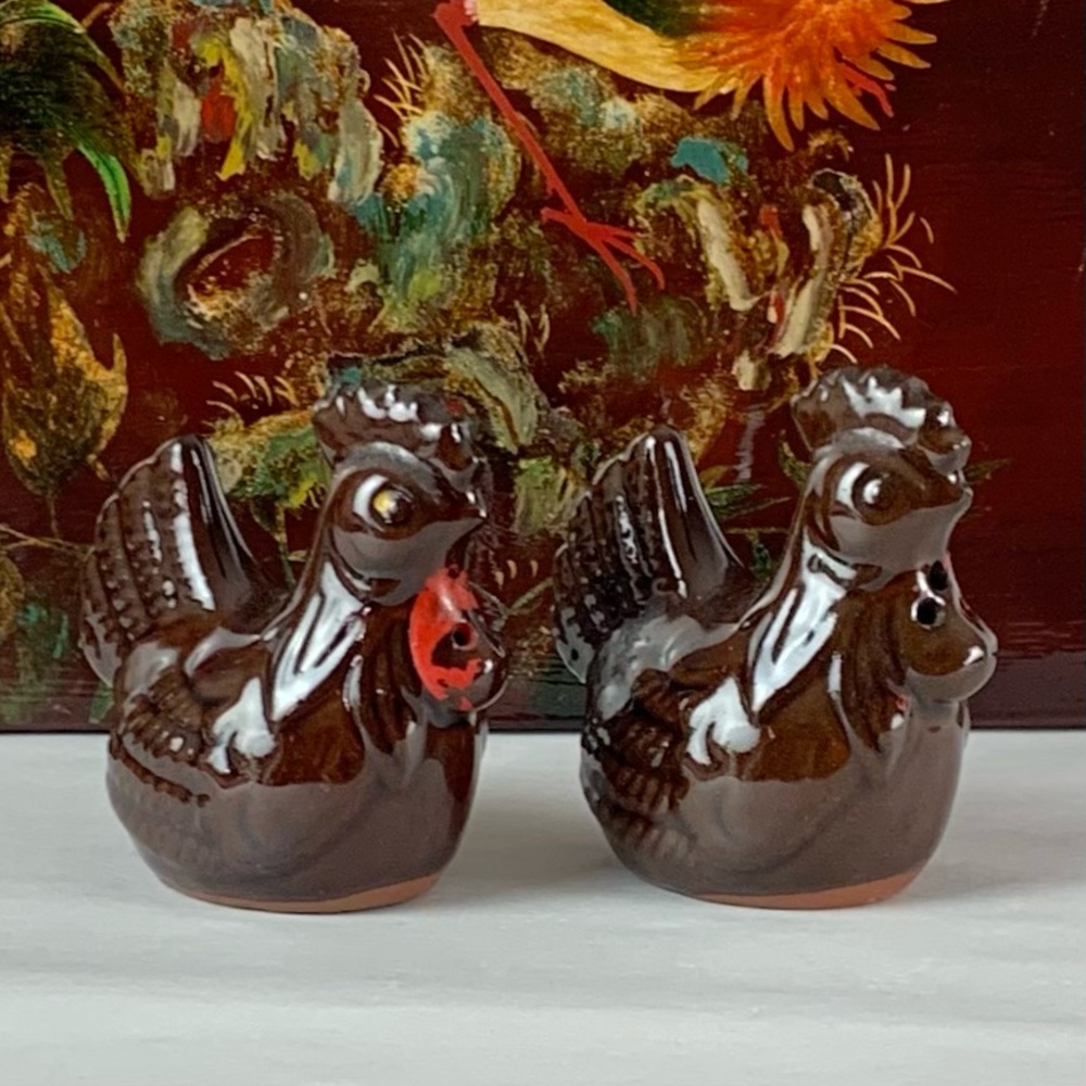 A pair of brown chicken salt and pepper shakers.